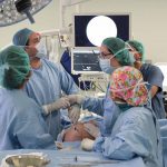 ¡Hito Médico! Cirugía Fetal Altamente Compleja Realizada en Clínicas Auna